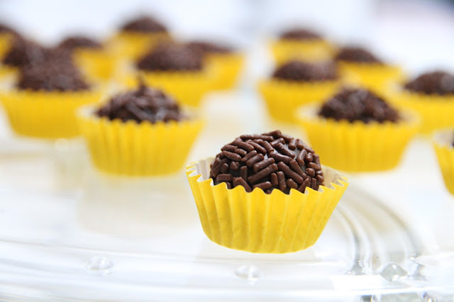 Ingredientes 370 g de leche condensada 30 g de cacao puro en polvo 40 g de manteca (y algo más para engrasar el molde) 150 g de virutas de chocolate Preparación Poner la leche condensada, el cacao y 40 g de manteca en el vaso y programar 10 min/100ºC/vel 3. En lugar del cubilete, colocar el cestillo encima de la tapa apoyado sobre sus cuatro patitas. Programar 26 min/Varoma/vel. 2, con el cestillo situado sobre la tapa en vez del cubilete. Verter el contenido del vaso en un recipiente engrasado con manteca y dejar enfriar. Con las manos engrasadas con manteca, formar bolas pequeñas con la mezcla y rebosarlas en las virutas de chocolate y ponerlas en pirotines para trufas. Reservar en la heladera.