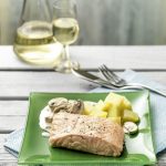 Ingredientes 500 g de agua 1 ½ cucharadita de sal y un poco más al gusto 600 g de papa en trozos 10 g de manteca y un poco más para engrasar 4 filetes de salmón frescos, limpios (120-200 g cada uno) 1 limón la ralladura y el jugo 1 pizca de pimienta recién molida y un poco más al gusto 100 g de echalots 300 g de champiñones en rebanadas 50 g de vino blanco seco 50 g de crema 200 g de queso procesado o queso crema 2 pizcas de nuez moscada en polvo Preparación Colocar el agua y 1 cdita de sal en el vaso. Introducir el cestillo y pesar la papa dentro. Engrasar la bandeja Varoma. Sazonar los filetes de salmón con jugo de limón, ½ cdita de sal restante y pimienta y colocarlos en la bandeja Varoma. Colocar la bandeja Varoma dentro del recipiente Varoma, colocar el Varoma en su posición y cocinar al vapor 20 min/Varoma/vel 1. Retirar el Varoma, retirar el cestillo con la muesca de la espátula, reservar los filetes de salmón y las papas y mantener calientes. Vaciar el vaso. Colocar los echalots en el vaso y picar 5 seg/vel 5. Bajar los restos de las paredes del vaso con la espátula. Añadir la manteca y sofreir 2 min/120°C/vel 1. Añadir 150 g de champiñones, en rebanadas, el vino blanco seco, la crema y el queso procesado o el queso crema y cocinar 5 min/90°C/vel 2. Añadir los 150 g de champiñones, en rebanadas restantes, 1 cdita colmada de ralladura de limón, la nuez moscada en polvo, la sal y pimienta al gusto y cocinar 5 min/90°C/giro invertido/vel 1. Servir el samón con la salsa y papas.