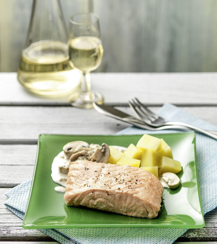 Ingredientes 500 g de agua 1 ½ cucharadita de sal y un poco más al gusto 600 g de papa en trozos 10 g de manteca y un poco más para engrasar 4 filetes de salmón frescos, limpios (120-200 g cada uno) 1 limón la ralladura y el jugo 1 pizca de pimienta recién molida y un poco más al gusto 100 g de echalots 300 g de champiñones en rebanadas 50 g de vino blanco seco 50 g de crema 200 g de queso procesado o queso crema 2 pizcas de nuez moscada en polvo Preparación Colocar el agua y 1 cdita de sal en el vaso. Introducir el cestillo y pesar la papa dentro. Engrasar la bandeja Varoma. Sazonar los filetes de salmón con jugo de limón, ½ cdita de sal restante y pimienta y colocarlos en la bandeja Varoma. Colocar la bandeja Varoma dentro del recipiente Varoma, colocar el Varoma en su posición y cocinar al vapor 20 min/Varoma/vel 1. Retirar el Varoma, retirar el cestillo con la muesca de la espátula, reservar los filetes de salmón y las papas y mantener calientes. Vaciar el vaso. Colocar los echalots en el vaso y picar 5 seg/vel 5. Bajar los restos de las paredes del vaso con la espátula. Añadir la manteca y sofreir 2 min/120°C/vel 1. Añadir 150 g de champiñones, en rebanadas, el vino blanco seco, la crema y el queso procesado o el queso crema y cocinar 5 min/90°C/vel 2. Añadir los 150 g de champiñones, en rebanadas restantes, 1 cdita colmada de ralladura de limón, la nuez moscada en polvo, la sal y pimienta al gusto y cocinar 5 min/90°C/giro invertido/vel 1. Servir el samón con la salsa y papas.