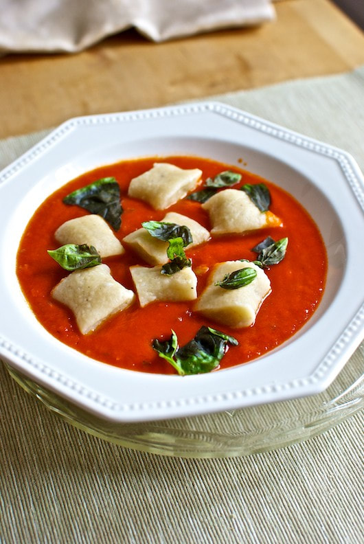 pasta-de-ricotta-con-salsa-de-tomate-y-albahaca