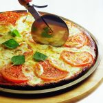 pizza-integral-con-mozzarella-y-tomate