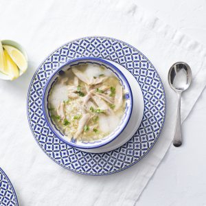 sopa de pollo. huevo y limon