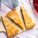 tarta-de-cebolla-caramelizada-champiñones-y-queso