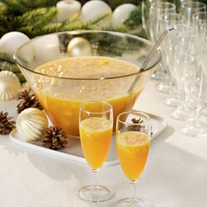 Coctel de vino espumante y frutas tropicales