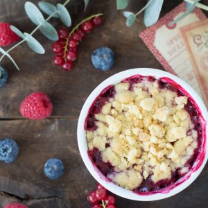 crumble de manzana y frutos rojos