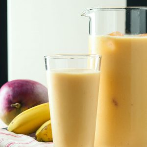 batido de mango y banana con leche de coco