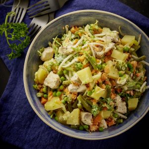 Ensalada de papa y verdura con pollo