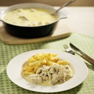 Pollo con salsa de queso y champiñones
