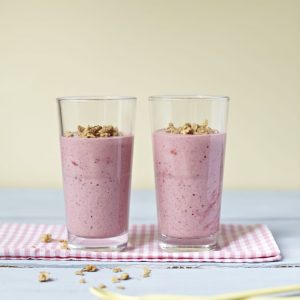 SMOOTHIE DE FRUTOS ROJOS CON AVENA Y MUESLI