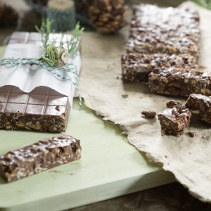 Turrón de muesli, almendras y chocolate