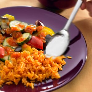 pisto de berengena con arroz y salsa de yogur