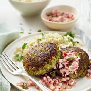 hamburguesa de brocoli con vinagreta de rabanitos