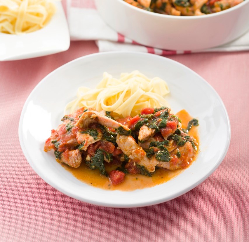 pollo con espinacas y tomate