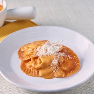 Sorrentinos con salsa cremosa de tomate