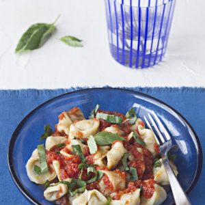 tortellini de carne con salsa de tomate y albahaca 1755-hpr