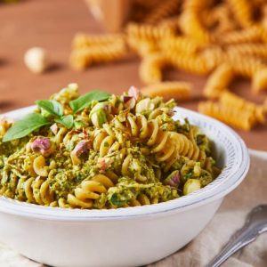 Pasta con pesto y pollo