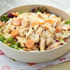 ensalada de pollo en escabeche con garbanzos