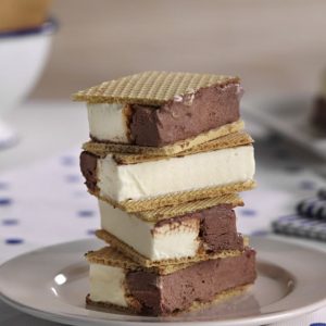 sandwich de helado de crema y chocolate