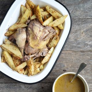 pollo sentado con papas rusticas baja
